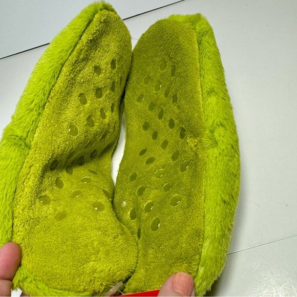 NWT. Grinch fuzzy soft Slipper Socks feature the Grinch’s classic face in green - Picture 4 of 10